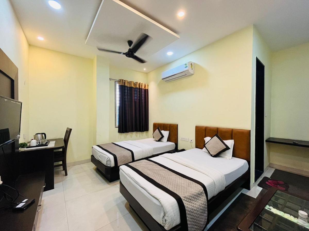 Jmc Hotel Lavish Akolia Екстериор снимка