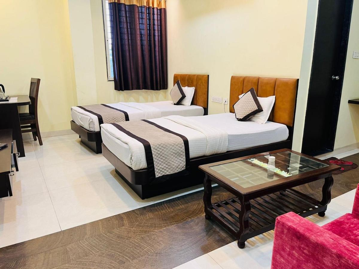 Jmc Hotel Lavish Akolia Екстериор снимка